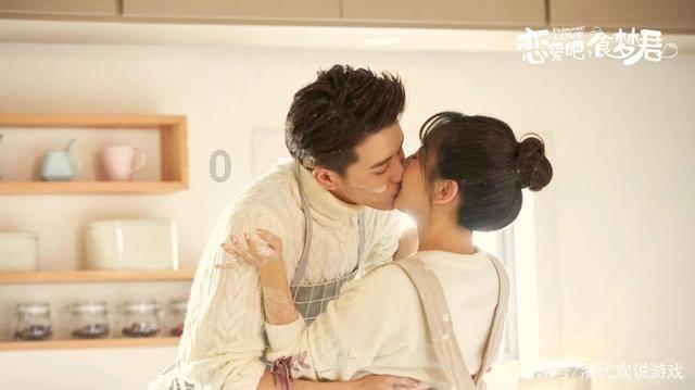 沙滩游玩的女孩们
