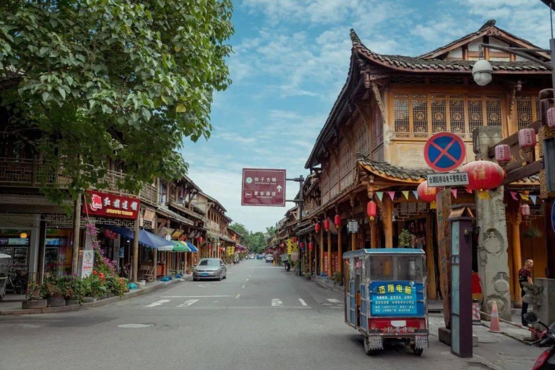 5球惨败,76岁霍奇森场边呆立望着来客场支持自己的球迷